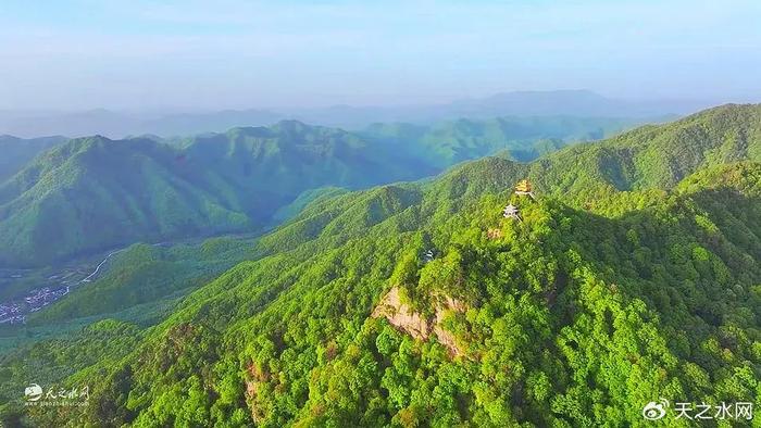 【美景推荐】苍茫云海间，日出红烂漫！天水白音山金顶等你来打卡！