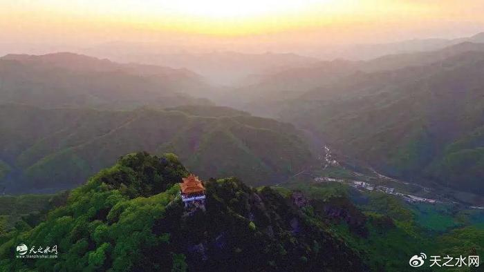 【美景推荐】苍茫云海间，日出红烂漫！天水白音山金顶等你来打卡！